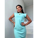 Vestido confortável sem mangas com decoração na cor algodão doce.